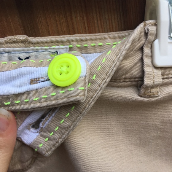 Pre-Loved American Eagle Khaki Shorts Size 8 - Picture 7 of 14